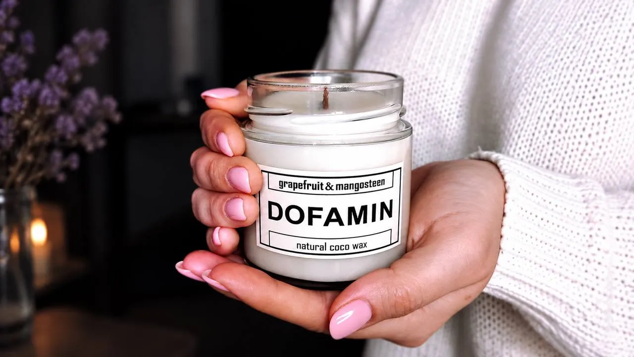 Свеча DOFAMIN среди аромамасел